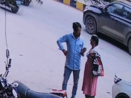 आरोपी ने बुजुर्ग में अपने झांसे में लिया।