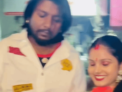पत्नी के साथ बीरू। आठ महीने पहले ही दोनों की शादी हुई थी।