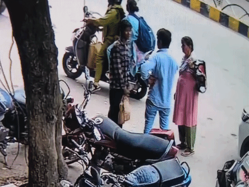 बातचीत के बाद एक शख्स मौके से निकल गया।