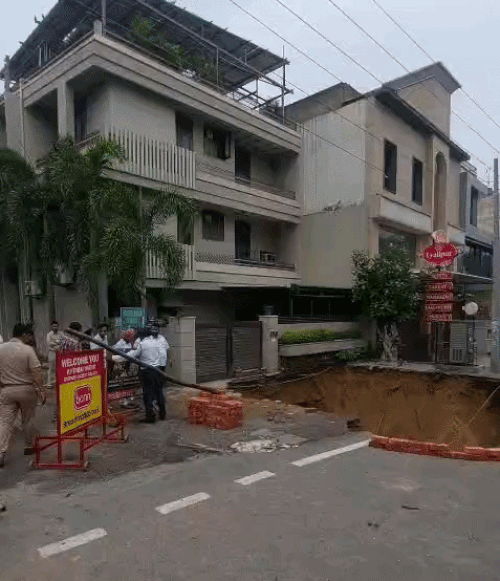 गड्ढा पड़ने से इस बिल्डिंग को खतरा पैदा हो गया है।