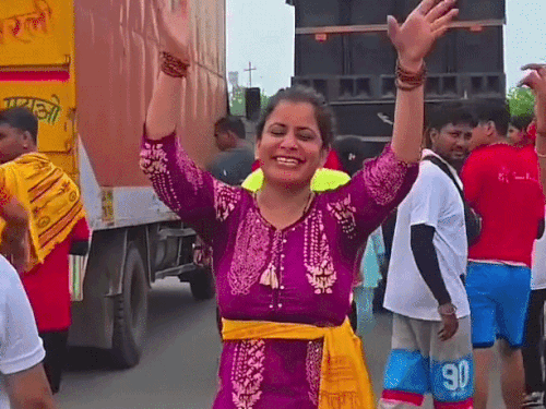 कांवड़ यात्रा के दौरान डांस करते हूए रितु इंसा।