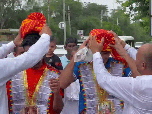 Upon reaching Hisar, family members welcomed Ankush and coach Pradeep by presenting them with turbans.
