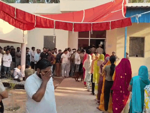 चुनाव के दौरान लगी लाइन और तैनात सुरक्षाकर्मी। फाइल फोटो।