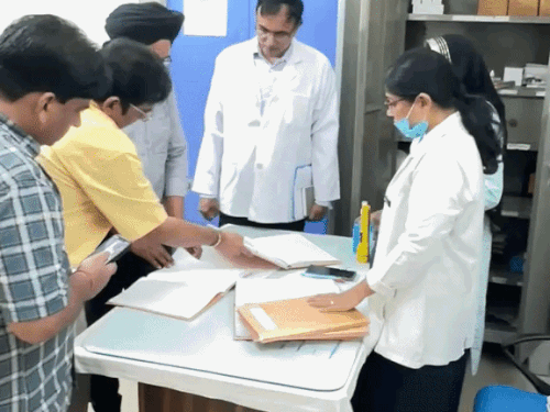 रिकॉर्ड में खामियों पर स्टाफ को फटकारा; बोले- लापरवाही बर्दाश्त नहीं होगी|रेवाड़ी,Rewari - Dainik Bhaskar