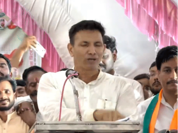 दतिया में कांग्रेस की जीत के बाद एक सभा को संबोधित करते हुए पीसीसी चीफ जीतू पटवारी।