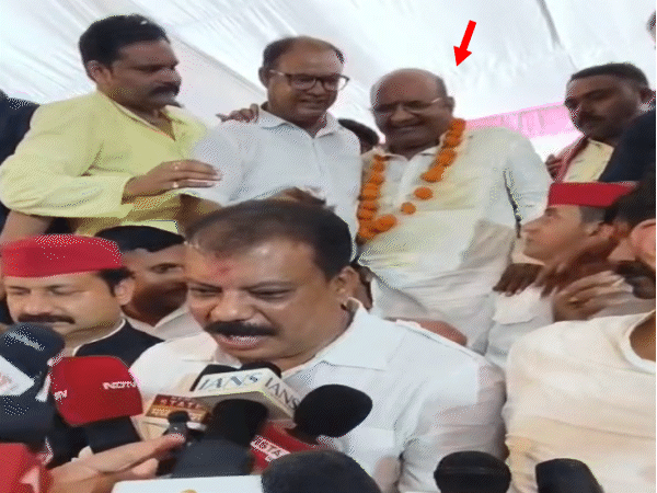 दतिया में कांग्रेस के मंच पर आगे आने के लिए कांग्रेस विधायक घनश्याम सिंह संघर्ष करते दिखे।