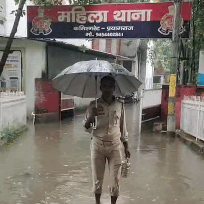 प्रयागराज के प्रमुख इलाकों में सिविल लाइन थाना में जलभराव की स्थिति, आने जाने का रास्ता हुआ बंद।