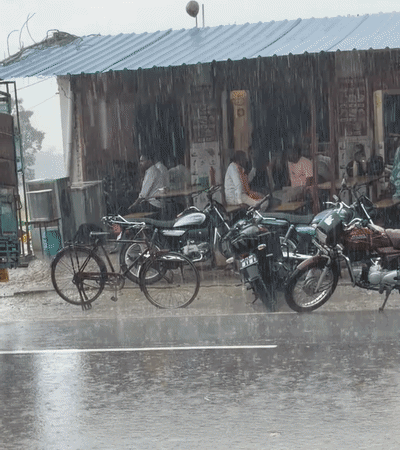 प्रयागराज में सुबह भोर से ही झमाझम बारिश हो रही है।