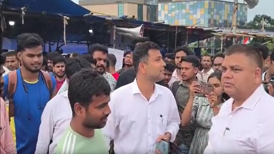 मुख्यमंत्री की वार्ता का संदेश लेकर सदर एसडीओ कुमार रजत और एडीएम लॉ एंड ऑर्डर धनंजय कुमार छात्रों के बीच पहुंचे।