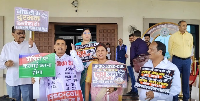 सत्र के पहले ही दिन विपक्ष के तेवर तीखे नजर आए। भाजपा विधायक मास्क पहनकर सदन में पहुंचे।