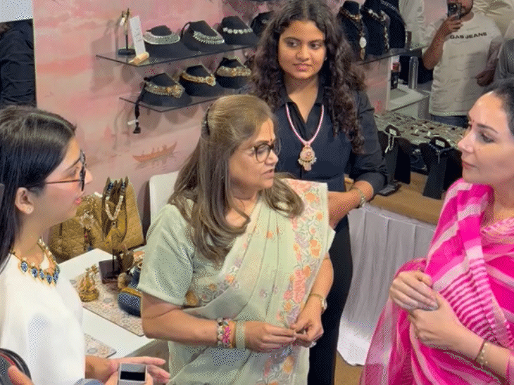 महिला उद्यमी कमला पोद्दार ने अपनी ज्वेलरी डिजाइन और स्टूडेंट्स के कलेक्शन से दीया कुमारी को रूबरू करवाया।