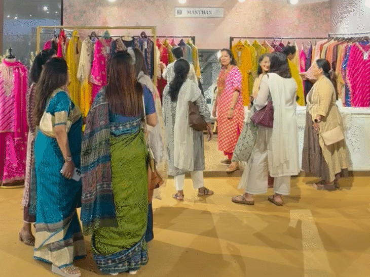 कार्यक्रम में काफी संख्या में महिला खरीददारी करने पहुंची।