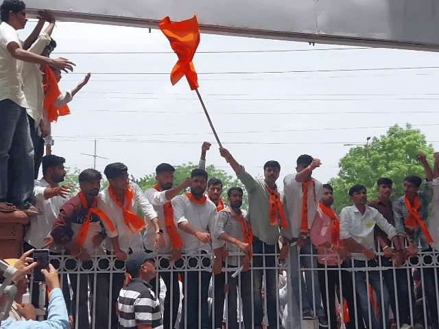 विश्वविद्यालय के गेट पर चढ़कर प्रदर्शन करते एबीवीपी कार्यकर्ता।