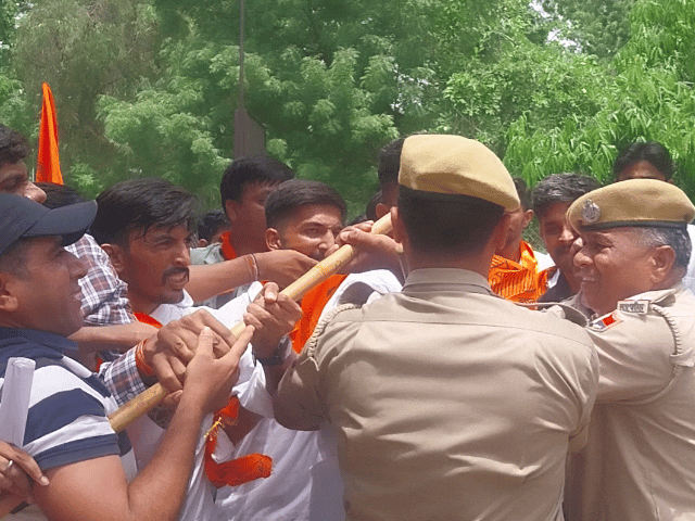 विश्वविद्यालय का गेट बंद करने की बात पर पुलिस से कार्यकर्ताओं की झड़प भी हुई।