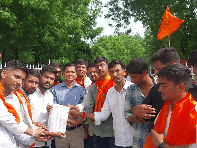 एबीवीपी कार्यकर्ताओं ने कार्यवाहक रजिस्ट्रार को ज्ञापन सौंपकर धरना समाप्त किया।
