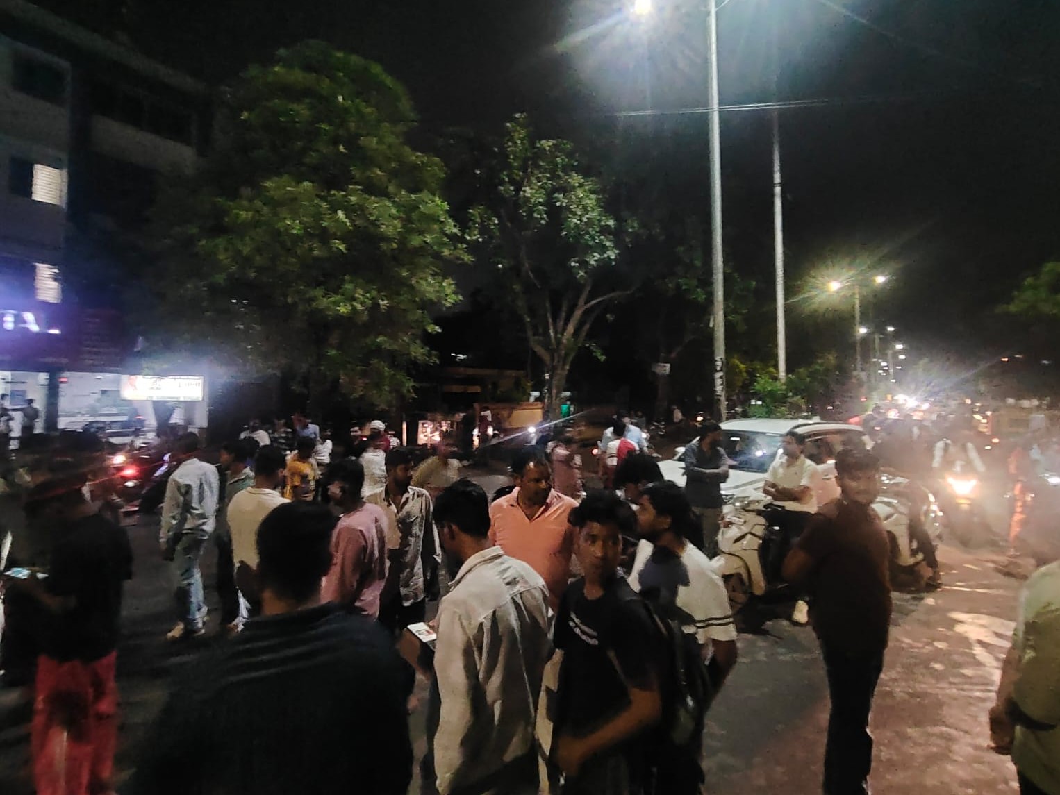 Fir की मांग को लेकर सड़क पर चक्का जाम करते कावड़ियों के अन्य साथी और बजरंग दल के कार्यकर्ता - Dainik Bhaskar
