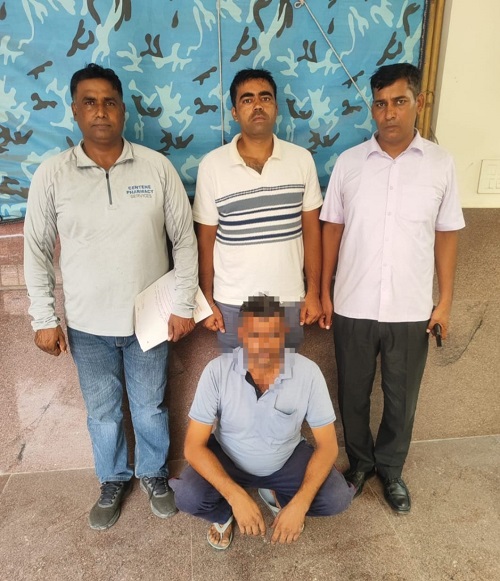 आरोपी जयबीर के साथ पुलिस टीम।
