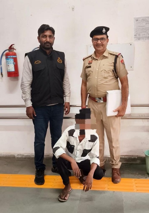 आरोपी हिमांशु के साथ पुलिस टीम।