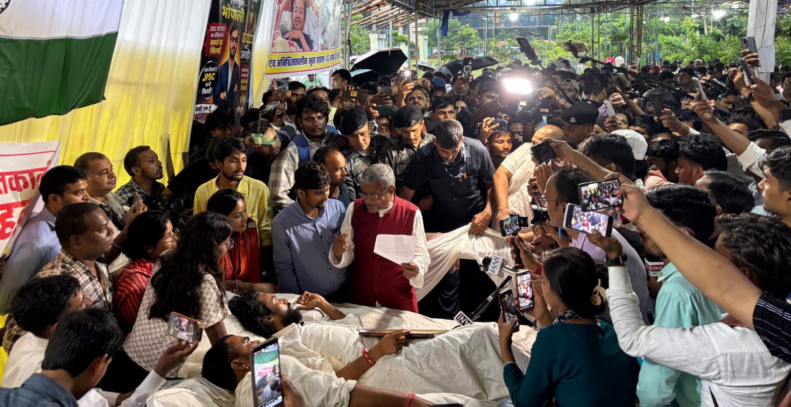 छात्र आंदोलन राजनीति मंच बनने से नहीं बच सका।