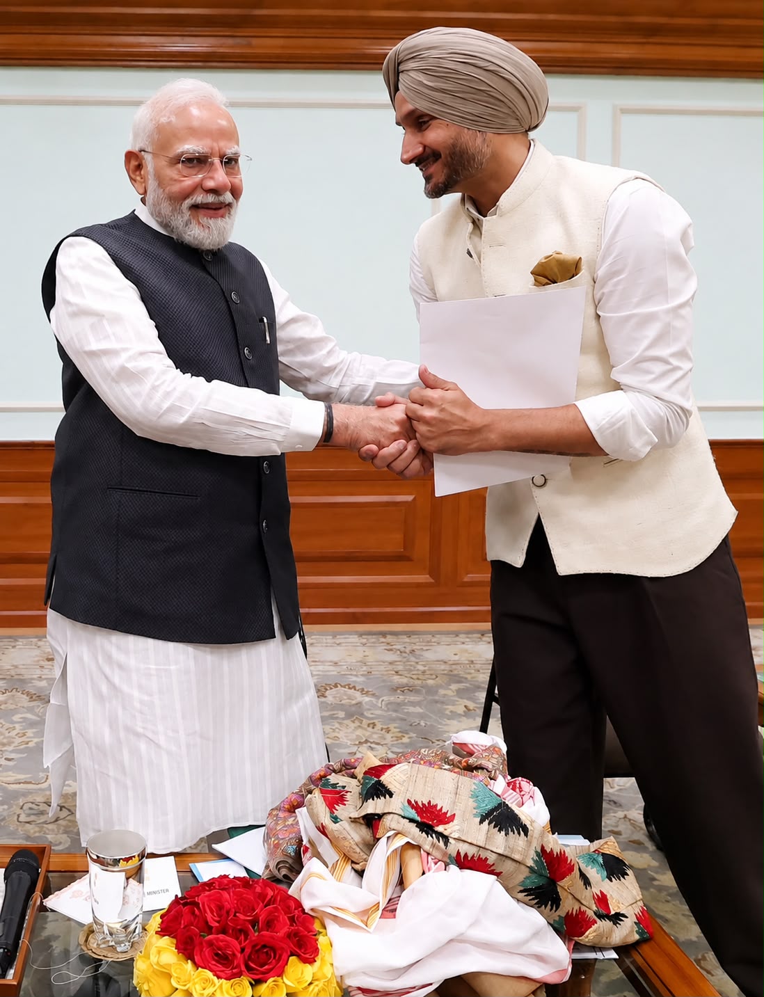 प्रधानमंत्री मोदी से मुलाकात करते हुए हरभजन सिंह।