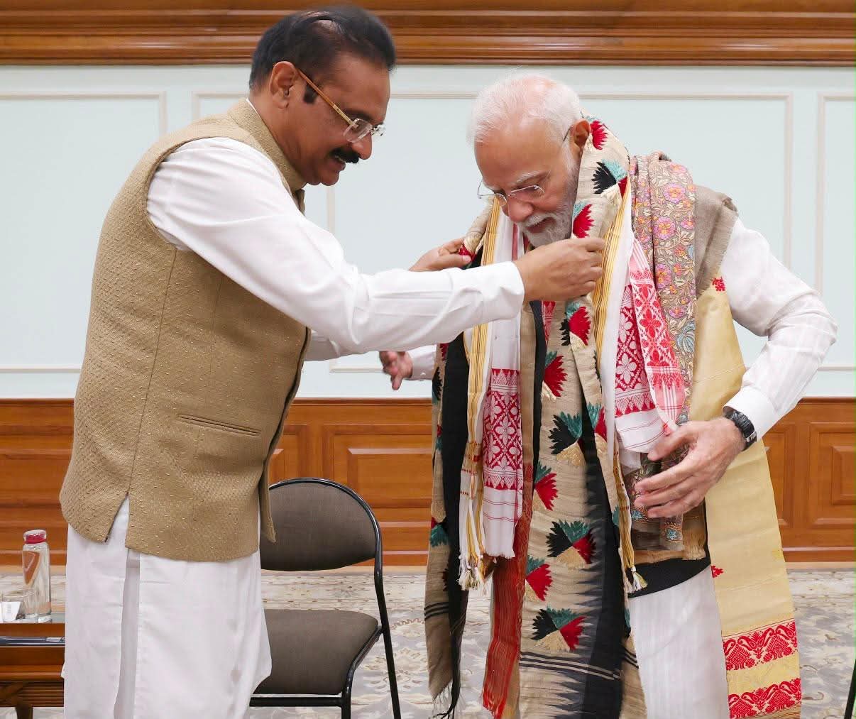 PM मोदी को डॉ. अशोक मित्तल ने भेंट की पंजाब की फुलकारी।