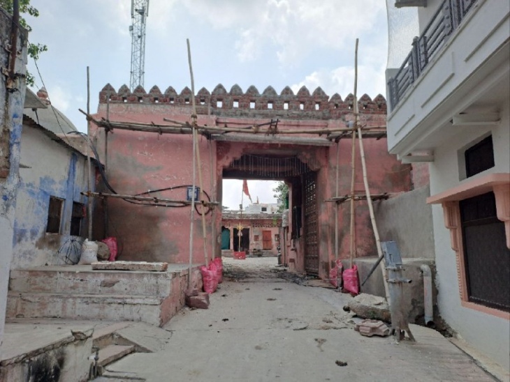 पाली के पानी दरवाजा स्थित जूना मठ का मुख्य द्वार।