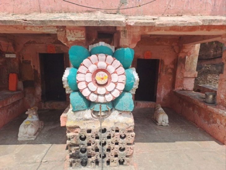 पाली शहर के जूना मठ में रखा प्राचीन फूलनुमा पत्थर। कहां जाता है कि संत चंदनगिरी इसी फूल पर बैठकर लाखोटिया तालाब से होकर टेकरी पर शिवलिंग पर जलाभिषेक करने जाते थे।