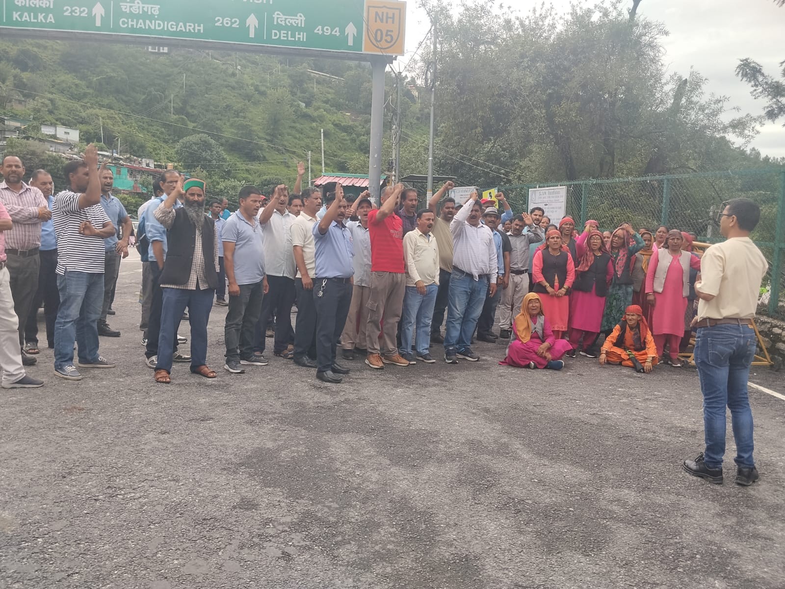 झांकड़ी में ठेका मजदूर यूनियन के सदय गेट मीटिंग करते हुए।