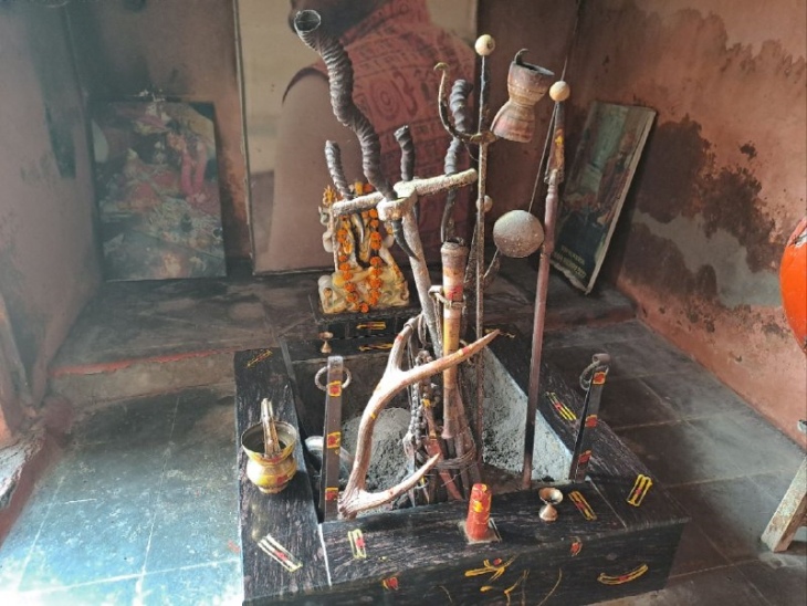 पाली के पानी दरवाजा स्थित जूना मठ में स्थित में आज भी संत की चिलम, छड़ी आदि पड़े है।