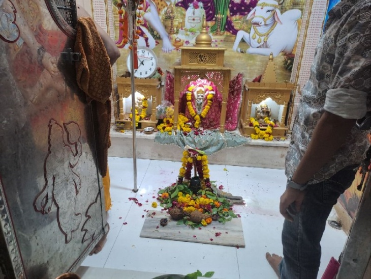 पाली के लाखोटिया महादेव मंदिर में स्थापित शिवलिंग जिसे संत चंदनपुरी ने स्थापित किया था।