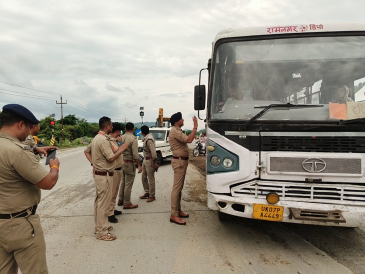 पुलिस ने बस ड्राइवर को मौके से गिरफ्तार कर लिया है।