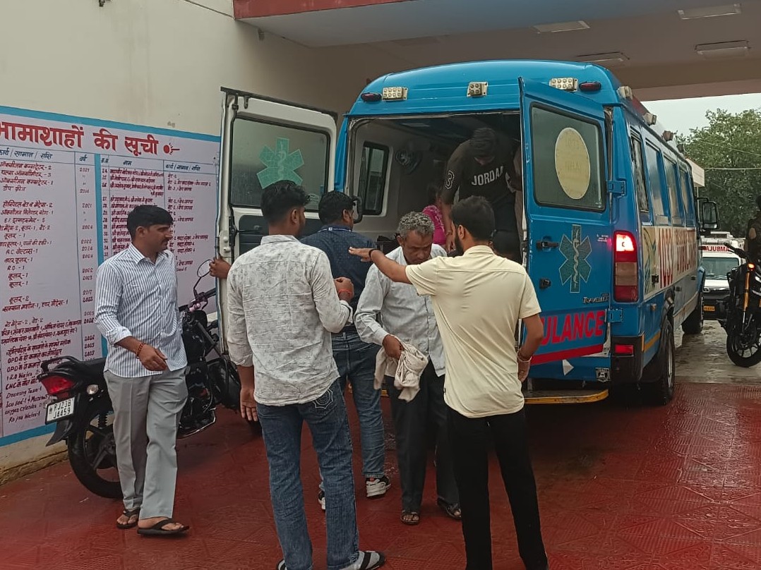 घायलों को अस्पताल में भर्ती कराया।