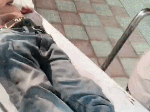 रात को घायलों को इलाज के लिए अस्पताल लेकर आई पुलिस टीम।