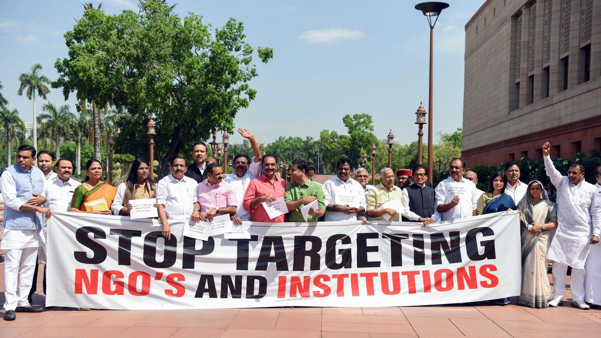 भारत बोला- FCRA भारत का आंतरिक मामला: दूसरे देश कमेंट न करें; अमेरिकी सांसद ने कहा था- ये बिल ईसाइयों पर सीधा हमला बजट सत्र के दौरान FCRA संशोधन विधेयक पर चर्चा का नोटिस जारी हुआ था। इसके बाद इंडिया गठबंधन ने संसद के बाहर प्रदर्शन किया था।