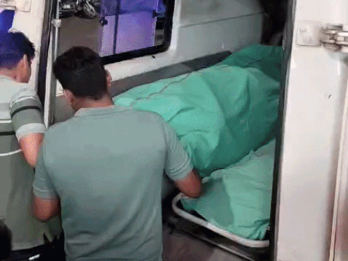 दोनों आरोपियो की मौत के बाद उन्हें मोर्चरी हाउस में लेकर जाती पुलिस।
