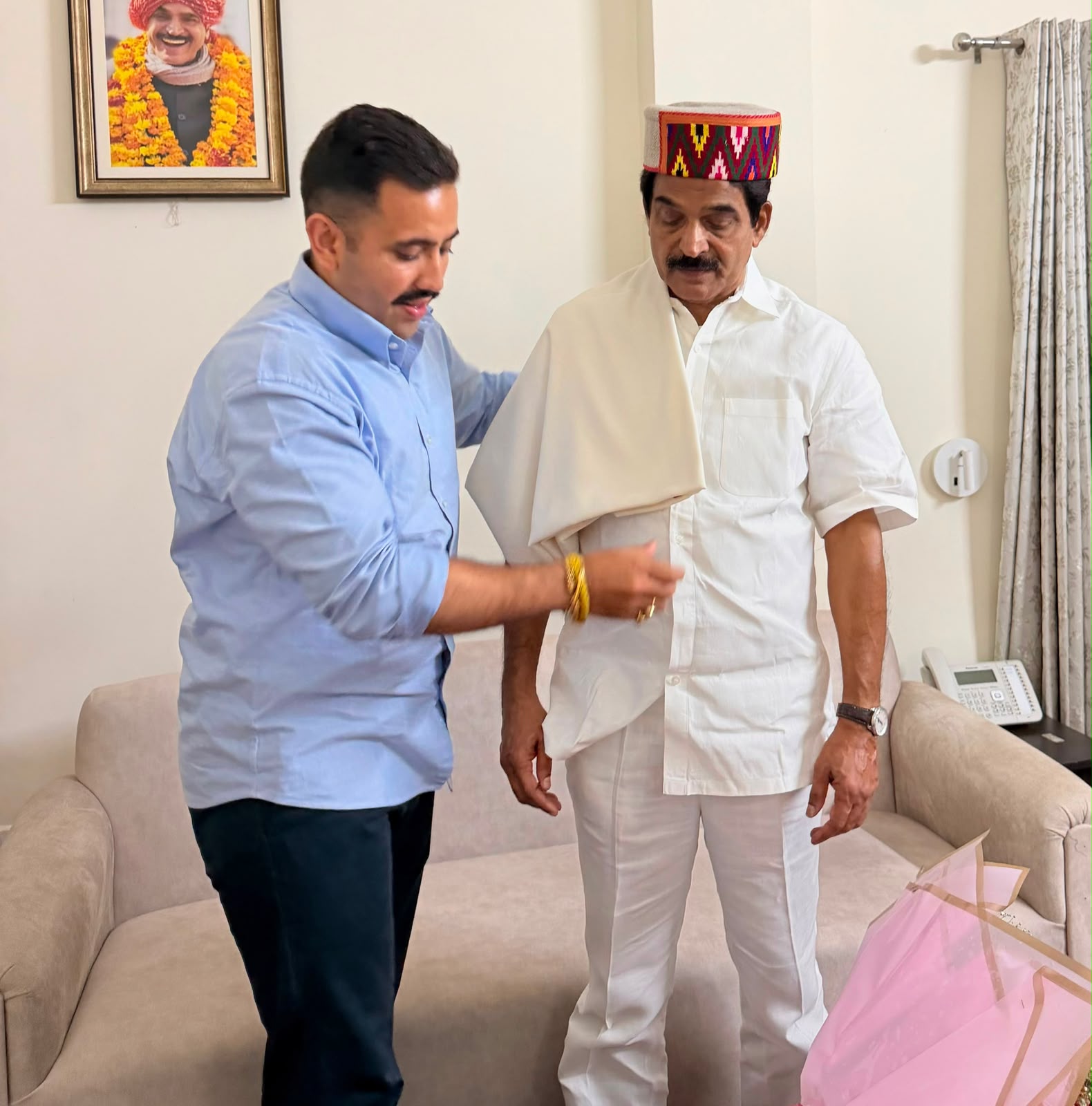 दिल्ली में केसी वेणुगोपाल को शॉल पहनाकर सम्मानित करते हुए विक्रमादित्य सिंह।