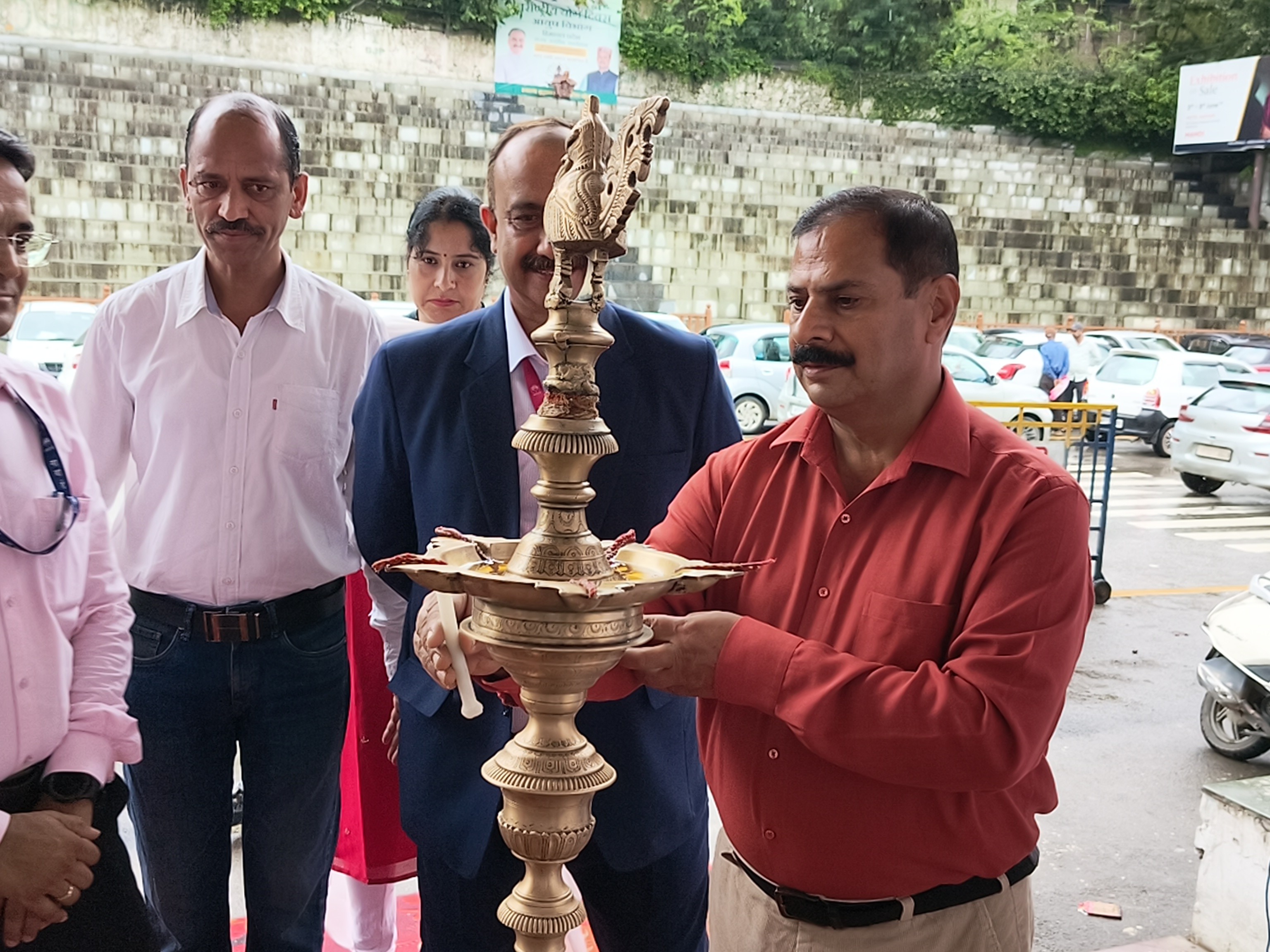 हथकरघा उत्पादों की प्रदर्शनी एवं बिक्री का शुभारंभ मंडलायुक्त डॉ. राज कृष्ण परुथी ने किया।