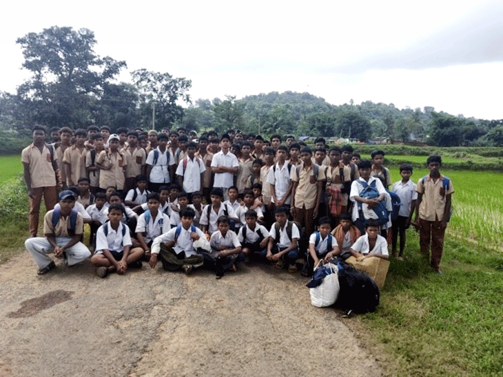 हॉस्टल छोड़कर घर के लिए पैदल निकले छात्रों का समूह