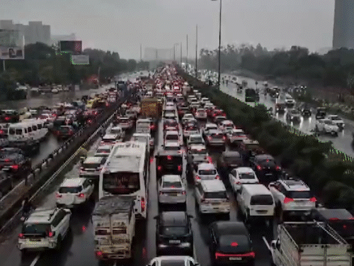 Heavy rain occurred in Delhi on Friday. Waterlogging in many areas led to long traffic jams on the roads.