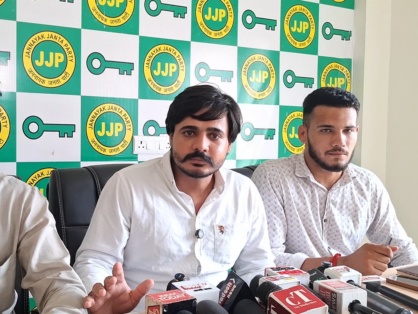हिसार में मीडिया से बात करते छात्र नेता हरिकेश ढांडा। - Dainik Bhaskar