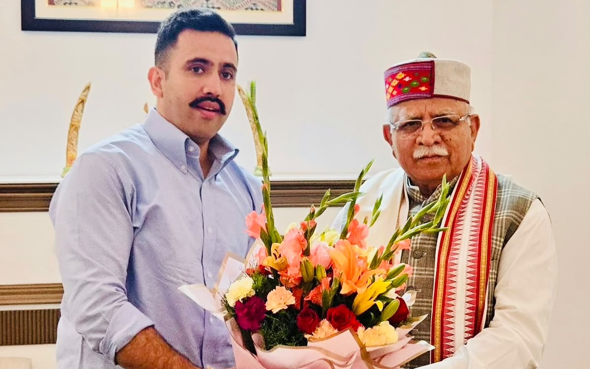 केंद्रीय मंत्री मनोहर लाल खट्टर को पुष्प गुच्छ भेंट करते हुए PWD एवं शहरी विकास मंत्री विक्रमादित्य सिंह।