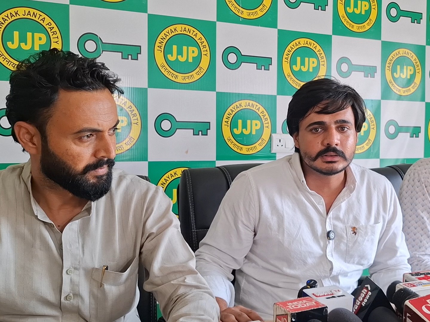 हिसार में मीडिया से बात करते छात्र नेता हरिकेश ढांडा।