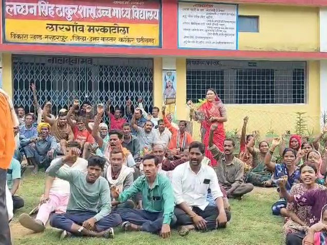 भालुओं की लगातार बढ़ते आतंक के बाद ग्रामीण स्कूल में ताला लगाकर धरने पर बैठे।