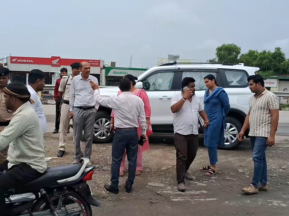 अधिकारियों के साथ निरीक्षण करने पहुंची SDM।