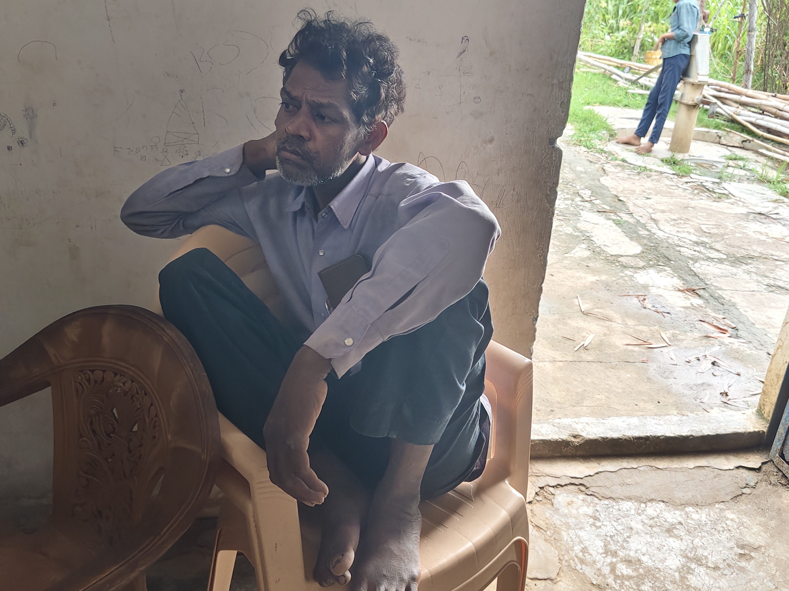कुर्सी पर बैठा शराब शिक्षक।
