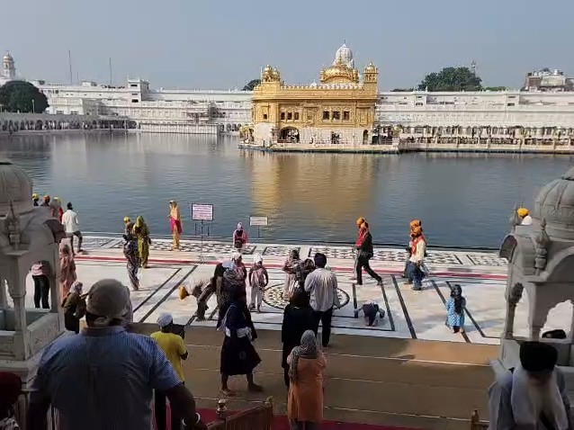 गुरबाणी कीर्तन और वाहेगुरु के जाप से वातावरण पूरी तरह आध्यात्मिक रंग में रंगा रहा।