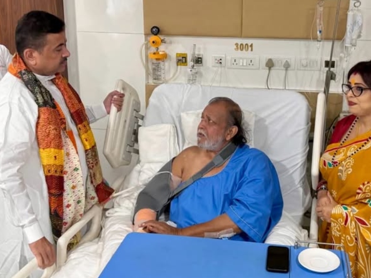 शुभेंदु अधिकारी और मिथुन चक्रवर्ती बातचीत करते हुए।
