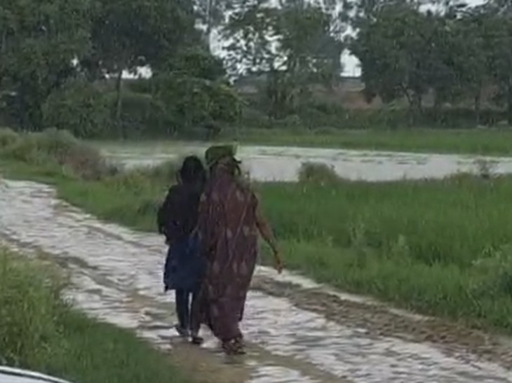 बलिया में बारिश के बाद कच्ची सड़कों पर कीचड़ हो गया।