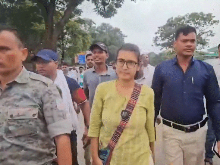 छात्रों के समर्थन में AISA की अध्यक्ष नेहा बोरा रांची पहुंचीं और विधानसभा घेराव में शामिल हुईं, इसी दौरान उनपर स्याही फेंकी गई।