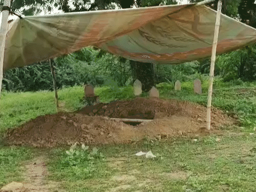 अबानला खानदानी कबरीस्तानमध्ये दफन केले जाईल. तिची कबर खोदण्यात आली आहे.